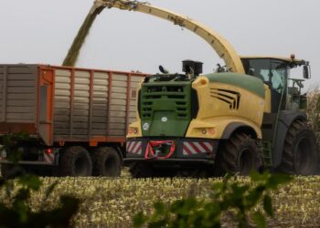 Revolutionize sua produção agrícola: As 8 principais tendências do setor de máquinas para os próximos anos”.