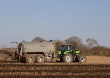 Agricultura Sustentável: Descubra como as Máquinas podem Reduzir o Uso de Fertilizantes Químicos e Beneficiar o Meio Ambiente
