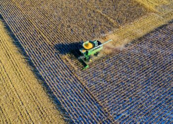Descubra como a tecnologia revolucionou os motores das máquinas agrícolas e aumentou a produtividade no campo!