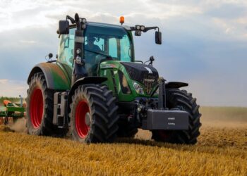 Transforme sua produção rural: descubra as incríveis vantagens das máquinas agrícolas em grandes propriedades!