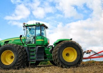 Tecnologia no campo: Como as máquinas agrícolas estão revolucionando a produção de alimentos saudáveis