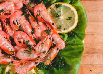 Desvendando o mercado de camarão no Brasil: Os desafios da produção para atender a demanda crescente.